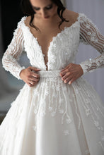 C2023-LS337B - Robe de mariée sexy ornée à manches longues et col en V avec jupe de robe de bal amovible