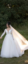 C2023-LS337B - Robe de mariée sexy ornée à manches longues et col en V avec jupe de robe de bal amovible