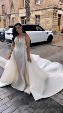 C2023-SD70B - robe de mariée sans manches à décolleté illusion et traîne amovible