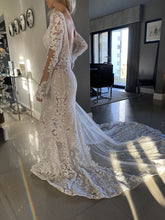 C2023-LSV88 - Vestido de novia con cuentas y escote en V profundo y manga larga inspirado en Berta Bridal