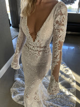 C2023-LSV88 - Vestido de novia con cuentas y escote en V profundo y manga larga inspirado en Berta Bridal