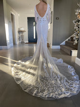 C2023-LSV88 - Vestido de novia con cuentas y escote en V profundo y manga larga inspirado en Berta Bridal