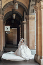 C2023-BG642 - Robe de bal de mariage en perles de cristal avec décolleté illusion à manches longues