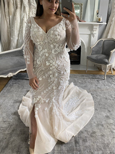 C2024-LSV628 - Robe de mariée transparente ajustée à manches longues avec dos dégagé et encolure en V