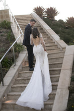 C2024-LS20B - robe de mariée perlée au dos avec trou de serrure et manches longues transparentes