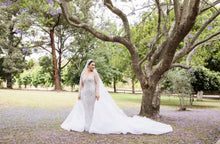 C2024-LS77B - robe de mariée en perles de cristal avec manches longues transparentes et décolleté illusion