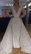 C2024-LS22B - robe de mariée col en V perlée avec décolleté en V et traîne surjupe amovible