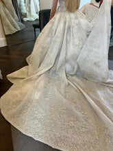 C2024-LSB60C - Vestido de novia de manga larga con escote ilusión y pedrería de cristal swarovski