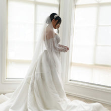 C2024-SLS659 - vestido de novia sin tirantes con pedrería y mangas transparentes desmontables