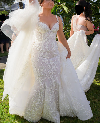 C2024-FF523 - robe de mariée ajustée de style sirène avec ornements de fleurs en 3D et jupe de robe de bal amovible