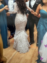 C2024-LS227V - vestido de novia entallado de manga larga con escote en pico abierto