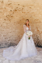 C2024-LSA43 - Robe de mariée transparente à manches longues avec col en V profond et jupe trapèze