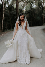 C2024-SK117 - sleeveless v-neck wedding gown