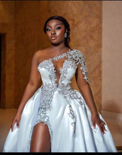 C2022-FBS887 - Robe de mariée à un bras avec perles de cristal et fente avec robe de bal amovible