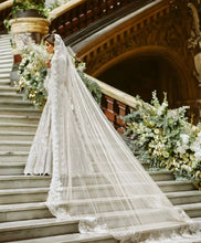 C2023-LS2V9 - Broderie embellie Ensemble de robe de mariée deux pièces à manches longues avec voile