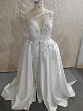 C2023-Georgianna: vestido de novia con escote en forma de corazón y pedrería de Darius Cordell