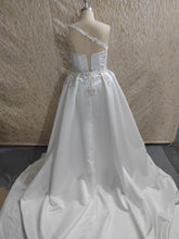C2023-Georgianna: vestido de novia con escote en forma de corazón y pedrería de Darius Cordell