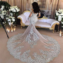 C2020 - BLS989 vestido de novia con escote ilusión y manga larga con cuentas de cristal swarovski