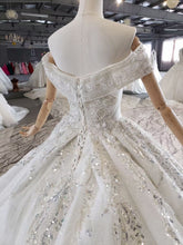 Style 80914 - Robe de mariée à épaules dénudées et perles