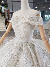 Style 80914 - Robe de mariée à épaules dénudées et perles