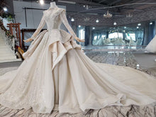 Estilo 80921 - Vestido de novia de manga larga con cuello