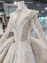 Style 80921 - Robe de mariée à manches longues avec col