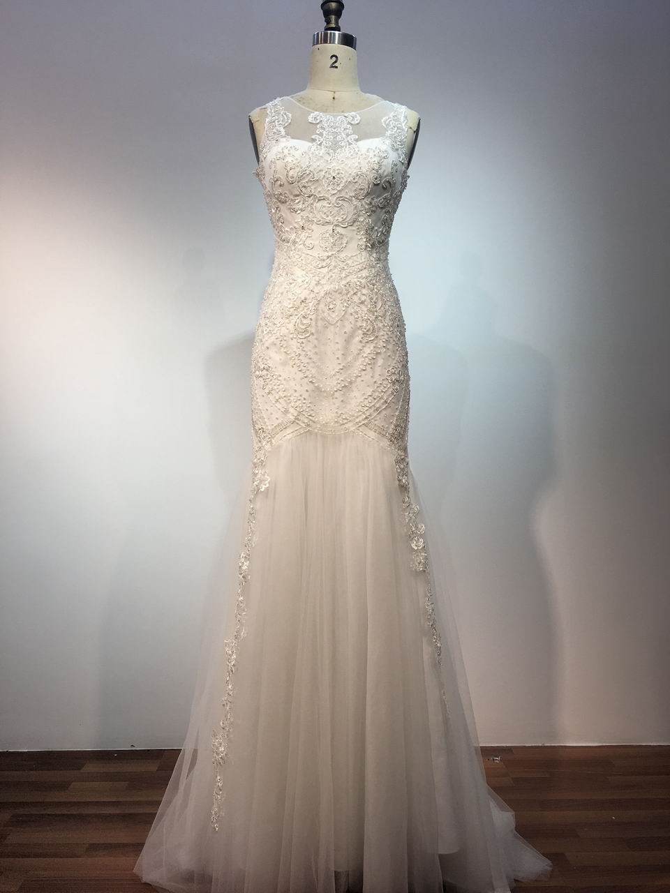 Modelo 11018 F Vestido de novia con escote ilusión y mangas
