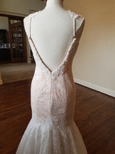 Style #C2015beck - Robe de mariée inspirée de Berta en dentelle perlée