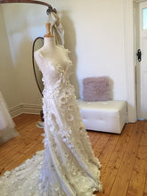 C2022-FA76 - Vestido de novia corte A con motivo floral
