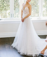 C2022-FS011 - Vestido de novia con detalle de flores en 3D y escote ilusión sin mangas