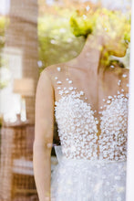 C2022-FS011 - Robe de mariée sans manches, décolleté illusion, détail de fleurs 3D