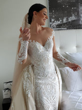 C2022-LS363 - Vestido de novia de manga larga con escote ilusión transparente y cola desmontable