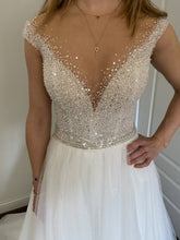 C2022-IN618 - Vestido de novia de diseñador con escote ilusión y hombros descubiertos con joyas