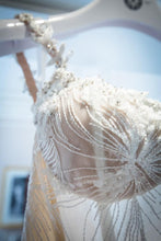 C2022-AL022 - Vestido de novia evasé con tirantes finos y motivo floral