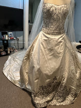 C2023-FB1109 robe de mariée formelle sans bretelles en perles avec traine cathédrale à plusieurs niveaux