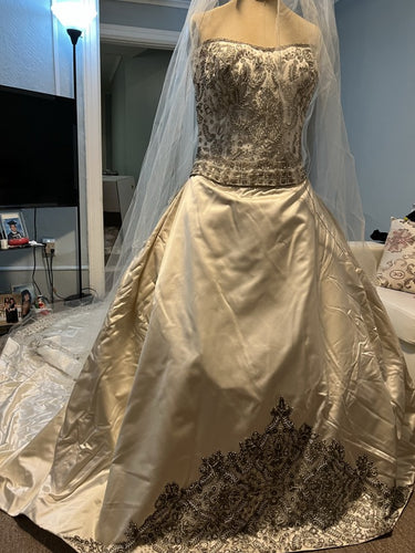 C2023-FB1109 robe de mariée formelle sans bretelles en perles avec traine cathédrale à plusieurs niveaux