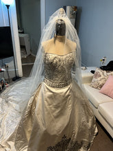 C2023-FB1109 robe de mariée formelle sans bretelles en perles avec traine cathédrale à plusieurs niveaux