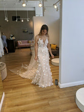 C2023-FD229 robe de mariée fourreau ajustée avec motif floral 3D et bretelles spaghetti