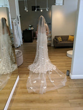 C2023-FD229 robe de mariée fourreau ajustée avec motif floral 3D et bretelles spaghetti