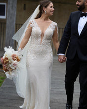 C2023-SL33g - robe de mariée brodée à manches longues et col en V transparent