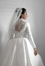 C2023-LS619 - Robe de mariée robe de bal à manches longues et décolleté illusion