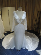 Réplica de vestido de novia de manga larga con escote en pico