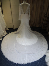 Réplica de vestido de novia de manga larga con escote en pico