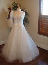 Estilo D2012 - vestido de novia formal pequeño de organza con corte en A, sin tirantes
