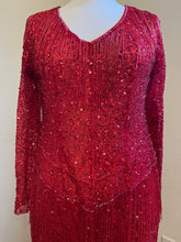Style RM5193 - Réplique d'un tailleur pantalon rouge à manches longues et perles Reba McEntire