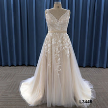 L3446 - Vestido de novia talla grande sin mangas con escote en pico