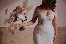 C2021-aSL0887 Vestido de novia transparente de encaje con hombros descubiertos y cola