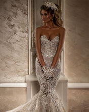 C2022-VB88 - robe de mariée bustier ajustée à évasée en perles de cristal swarovski