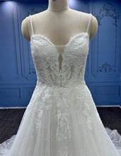 WT4190 - robe de mariée trapèze en dentelle perlée et bretelles spaghetti