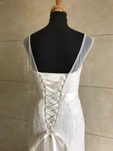 Style DOL-Y003 - Robe de mariée sans manches à décolleté illusion